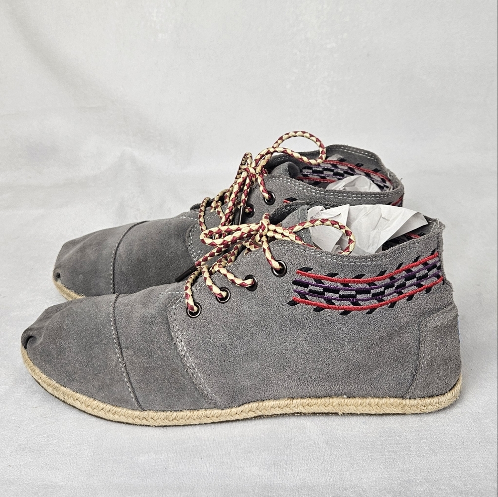 Toms Embroidered Grey Suede Desert Boot Moccasin Size 9.5 - Picture 6 of 11